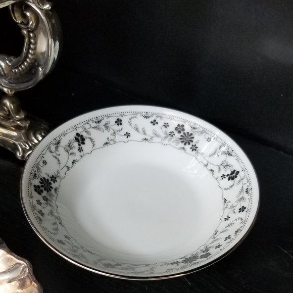 Noritake Black Lace Fine China 4 pc Setting Excellent Condition - Picture 5 of 8
